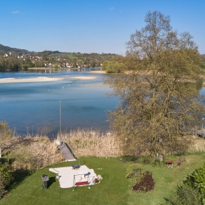 Blick über Garten und See