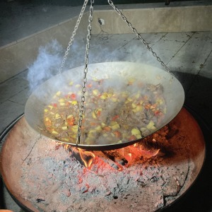 Kochen über dem Feuer