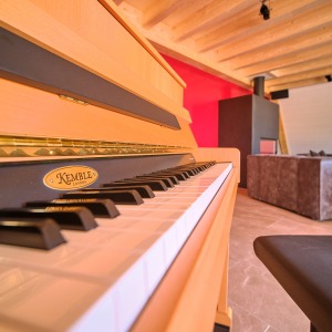 Klavier im Cheminée-Raum