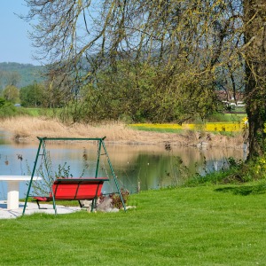 Sitzplatz am See mit Schaukel