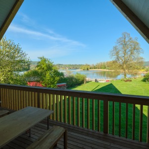 Aussicht vom Balkon auf Garten und See