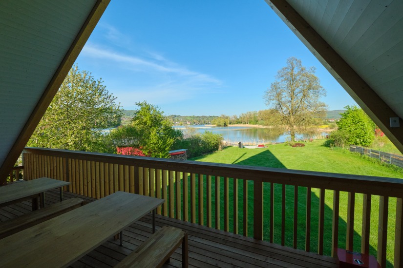 Aussicht vom Balkon auf Garten und See