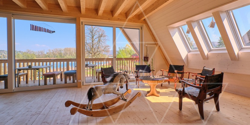 gemütlicher Wohnbereich mit Traumaussicht auf den Bodensee
